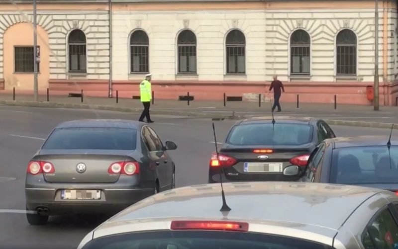 Un politist ajuta o rata si bobocii ei sa traverseze (VIDEO)